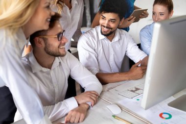 Genç girişimci ofiste yeni bir girişim projesiyle çalışıyor. Takım çalışması süreci.