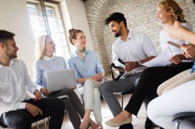 Sunum sırasında yazılım mühendisliği ve iş öğrenen başarılı mutlu öğrenci grubu