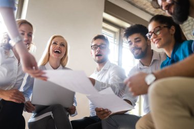 Genç girişimci ofiste yeni bir girişim projesiyle çalışıyor. Takım çalışması süreci.