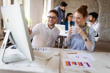 İş, teknoloji ve insan kavramı - ofiste kullanıcı arayüzü üzerinde çalışan yaratıcı ekip veya tasarımcılar