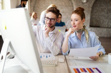 Bir grup genç iş adamı ve tasarımcı. Yeni proje üzerinde çalışıyorlar. Başlangıç konsepti..