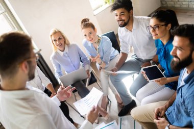 Girişim ekibi, modern ofis içi beyin fırtınası ve çalışan bilgisayar konularında görüştü