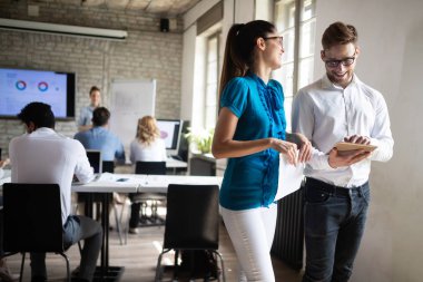 Sunum sırasında yazılım mühendisliği ve iş öğrenen başarılı mutlu öğrenci grubu