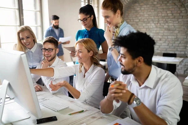 Kreativa Unga Affärsmän Som Arbetar Med Affärsprojekt Kontoret — Stockfoto