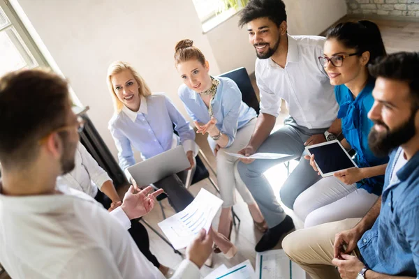 Equipe Negócios Inicialização Reunião Escritório Moderno Brainstorming Interior Computador Trabalho — Fotografia de Stock