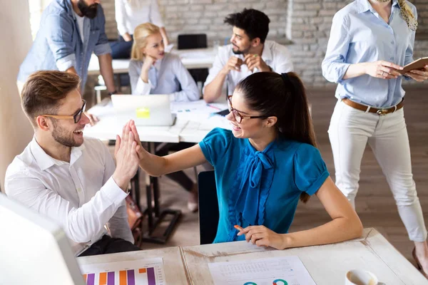 Creatieve Jonge Zakenmensen Die Werken Aan Een Zakelijk Project Kantoor — Stockfoto