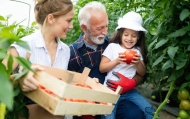 Büyükbaba çiftlikte torunları ve aile ile organik sebze büyüyen