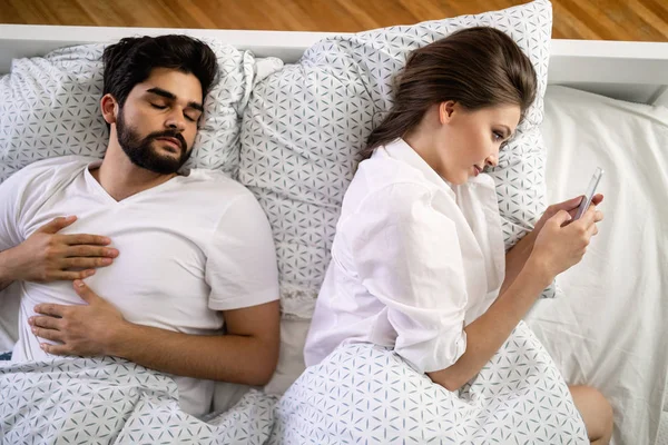 Mujer Enviando Mensajes Texto Alguien Mientras Novio Está Dormido — Foto de Stock