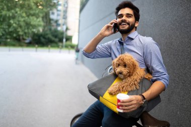 Mobil açık kullanarak Bisiklet ile mutlu hipster adam