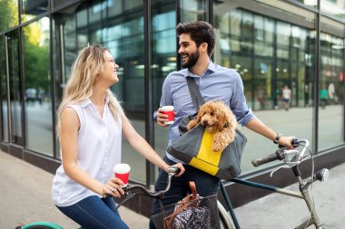 Çekici kadın ve yakışıklı adam birlikte köpek ve bisikletler ile vakit geçirmek
