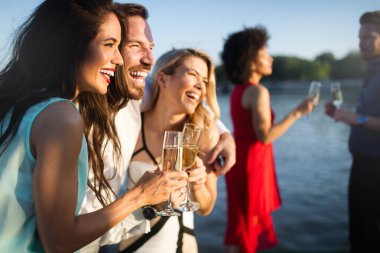 Eğlenceli ve grup toplama kutluyor mutlu arkadaş grubu