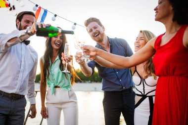 Eğlenceli ve grup toplama kutluyor mutlu arkadaş grubu