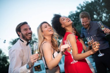 Eğlenceli ve grup toplama kutluyor mutlu arkadaş grubu