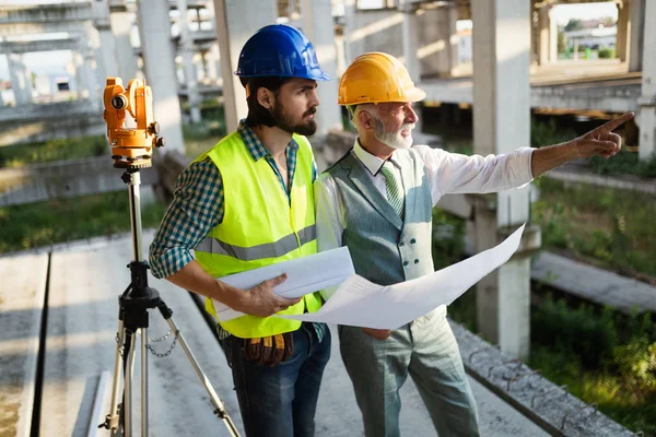 Equipe Confiante Arquitetos Engenheiros Trabalhando Juntos Canteiro Obras Moderno — Fotografia de Stock