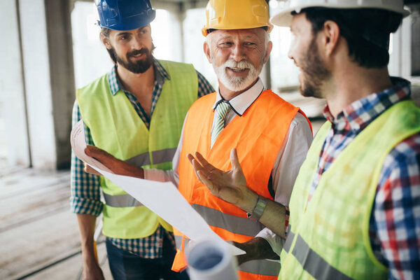 Инженер, бригадир и рабочий обсуждают и работают на строительной площадке