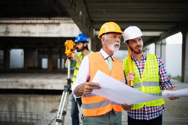 Team Arkitekter Och Ingenjörer Grupp Byggarbetsplatsen Kontrollera Dokument Och Arbetsflöde — Stockfoto