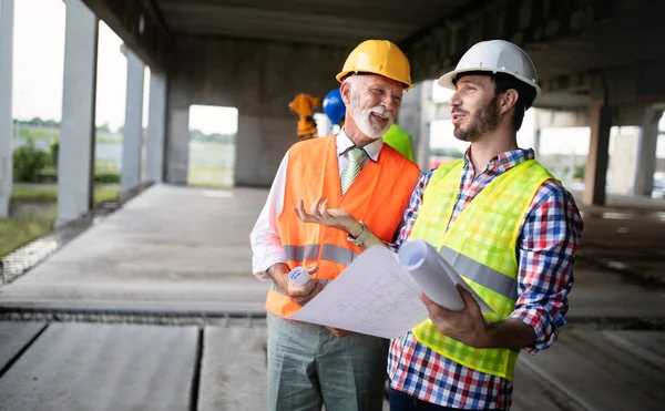 Equipo Seguro Arquitectos Ingenieros Que Trabajan Juntos Obras Modernas — Foto de Stock