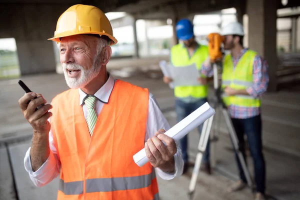 Ingenjör Förman Och Arbetstagare Diskuterar Och Arbetar Byggarbetsplatsen — Stockfoto