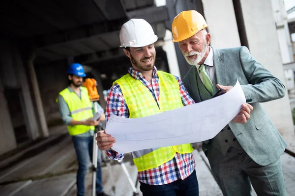 Ingeniero Gerente Obra Trabajando Con Planos Planos — Foto de Stock