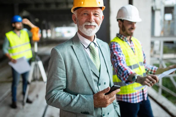 Självsäker Byggingenjör Affärsman Arkitekt Hårdhatt Byggarbetsplatsen — Stockfoto