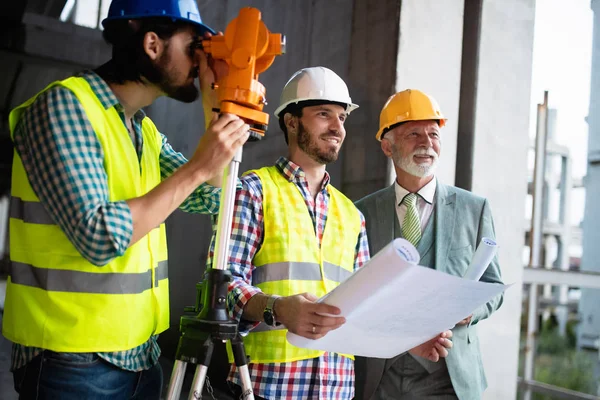 Gruppe Von Bauingenieuren Die Auf Der Baustelle Und Der Bauleitung — Stockfoto