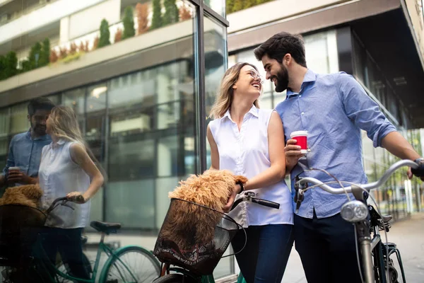 Attraktive Frau Und Schöner Mann Verbringen Zeit Mit Hund Und — Stockfoto