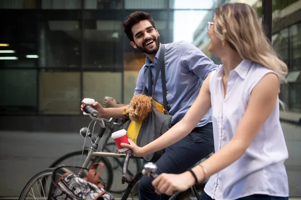 Glückliches Junges Paar Bei Einer Fahrradtour Einem Sonnigen Tag Der — Stockfoto