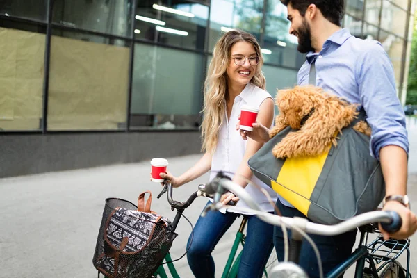 Attraktive Frau Und Schöner Mann Verbringen Zeit Mit Hund Und — Stockfoto