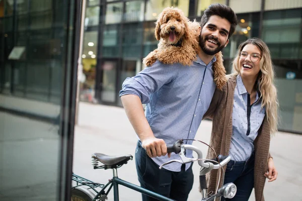 Schönes Junges Paar Das Hunde Und Fahrräder Freien Der Stadt — Stockfoto