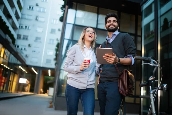 Mooie Vrienden Wandelen Straat Met Tablet — Stockfoto