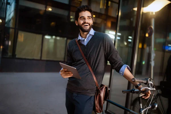 Joven Hombre Guapo Línea Través Una Tableta Digital Ciudad — Foto de Stock