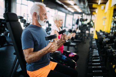 Sağlıklı kalmak için dışarı çalışma spor salonunda Mutlu uyum yaşlı adam
