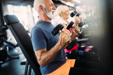 Üst düzey iki modern spor salonunda egzersiz portresi