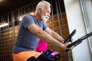 Çift sağlıklı kalmak için spor salonunda egzersiz kıdemli uygun