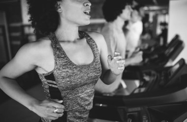 Spor salonunda birlikte egzersiz güzel mutlu insanlar