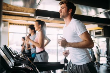 Spor salonunda uygun insanlar eğitim mutlu Grup