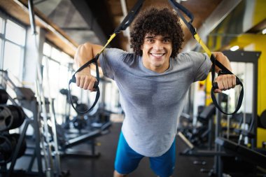 Fit sağlıklı adam modern spor salonunda egzersiz