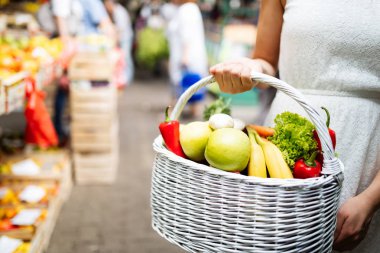 Güzel genç kadın piyasada sebze ve meyve alışveriş