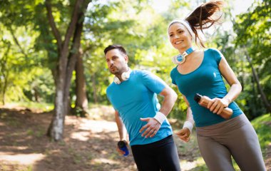 Mutlu çift çalışan ve parkta birlikte egzersiz