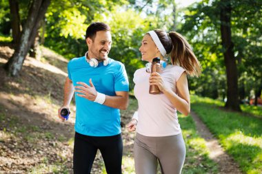 Çift koşu ve doğada açık havada çalışan, birlikte egzersiz