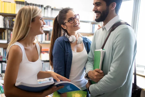 Glückliche Junge Universitätsstudenten Die Zusammen Studieren Gruppe Von Multirassischen Menschen — Stockfoto