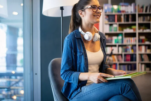 Schöne Studentin Lernt Einer Bibliothek Der Universität — Stockfoto