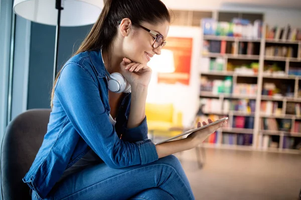 Porträt Einer Jungen Schönen Lächelnden Gelegenheitsfrau Die Arbeitet Oder Studiert — Stockfoto