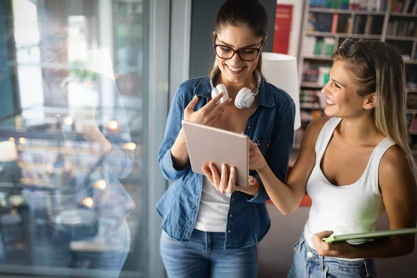 Glückliche Junge Universitätsfreunde Die Gemeinsam College Studieren — Stockfoto