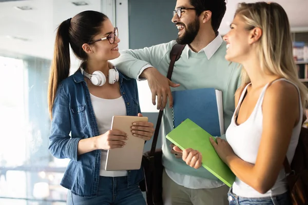 Fröhliche Gruppe Von Freunden Die Gemeinsam Auf Dem Campus Der — Stockfoto