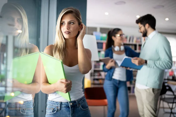 Happy Young University Vrienden Studeren Samen Universiteit — Stockfoto