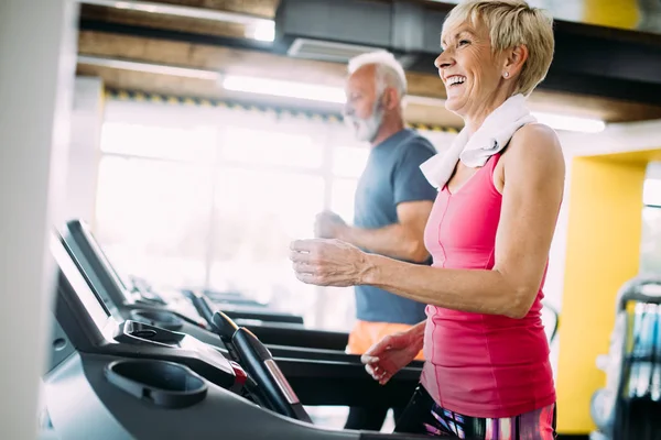 Gambar Orang Dewasa Berjalan Treadmill Gym — Stok Foto