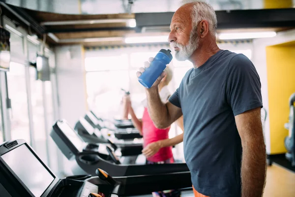 Maturo Persone Esecuzione Macchina Tapis Roulant Presso Fitness Palestra Club — Foto Stock