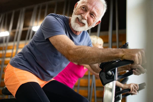 Spor Salonunda Bisiklet Süren Formda Insanlar Egzersiz Yapan Bacaklar Kardiyo — Stok fotoğraf