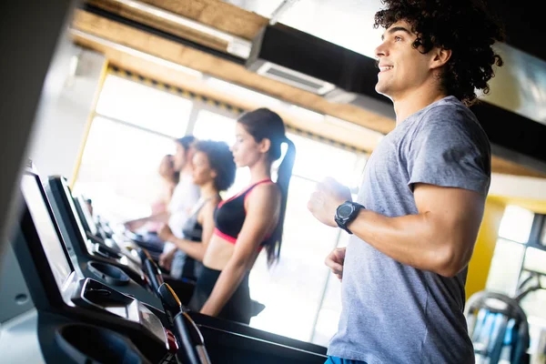 Fitte Glückliche Menschen Die Fitnessstudio Auf Dem Laufband Laufen — Stockfoto